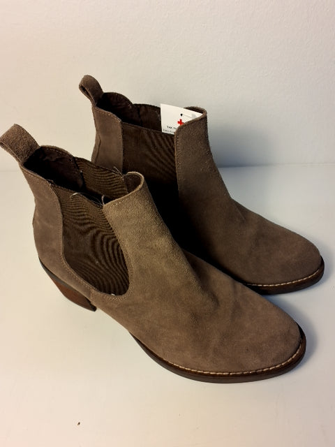 Støvler - brune med halvhøj hæl.